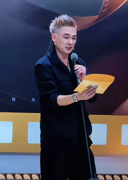  简直难以置信，他都60多岁了。说他30多恐怕都没人怀疑，不得不承认，他保养得真