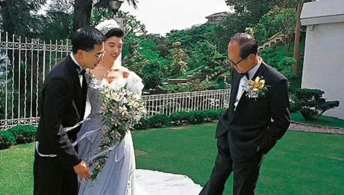 这是一张非常经典的照片，同时也让人摸不着头脑，这是1993年香港首富李嘉诚，在参