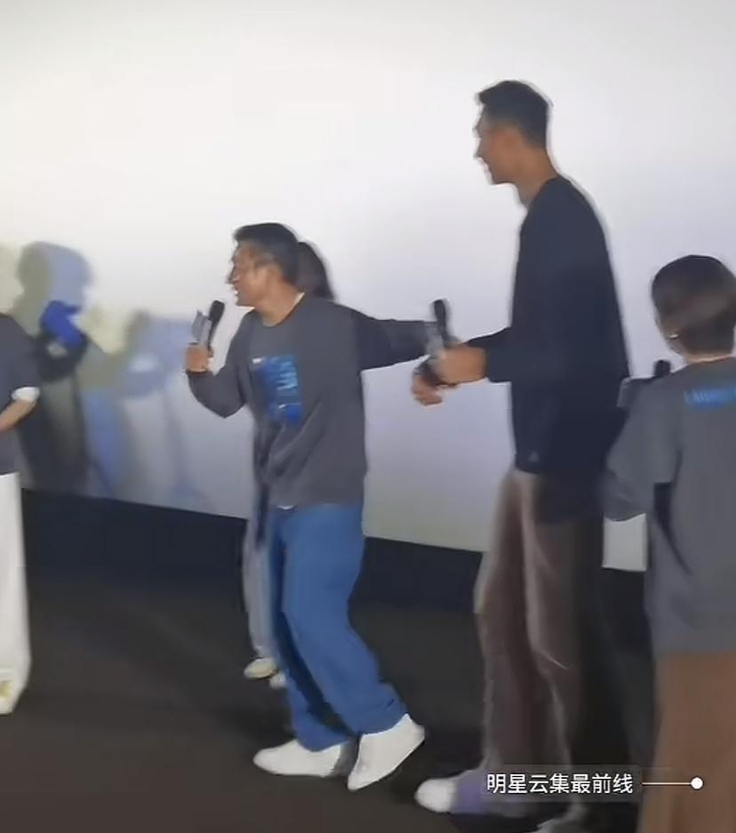 突然发现，刘德华不帅了，既像小孩又像小老头，连他自己都乐了，观众一片惊呼。要说易