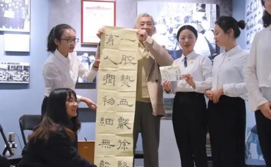 1970年，男人趁妻子上班，含泪服下4克毒性极强的曼陀罗花，陷入重度昏迷，同事们