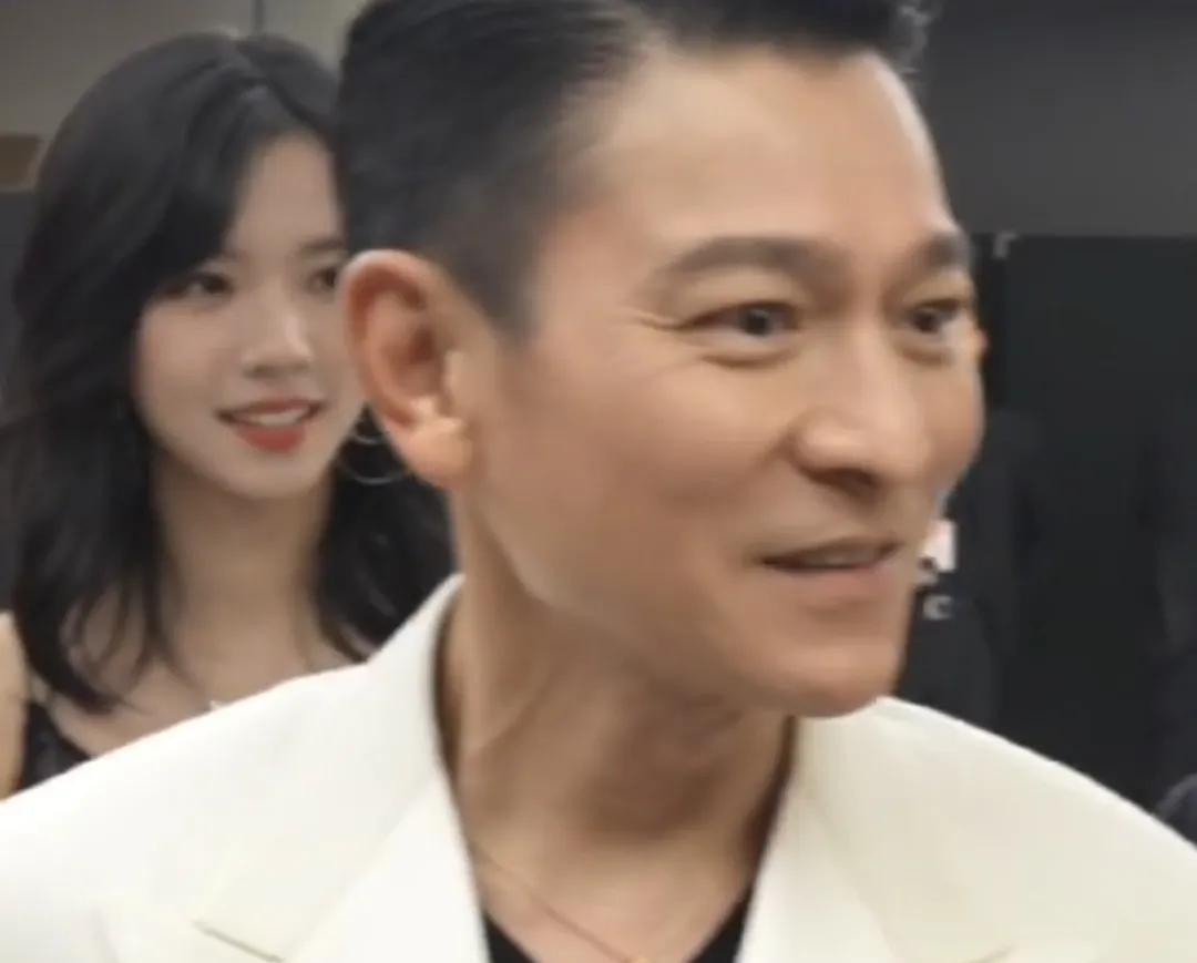 刘德华的地位，握手根本不需要和后辈低头弯腰了，但是刘德华依然如此，这就是谦卑！太