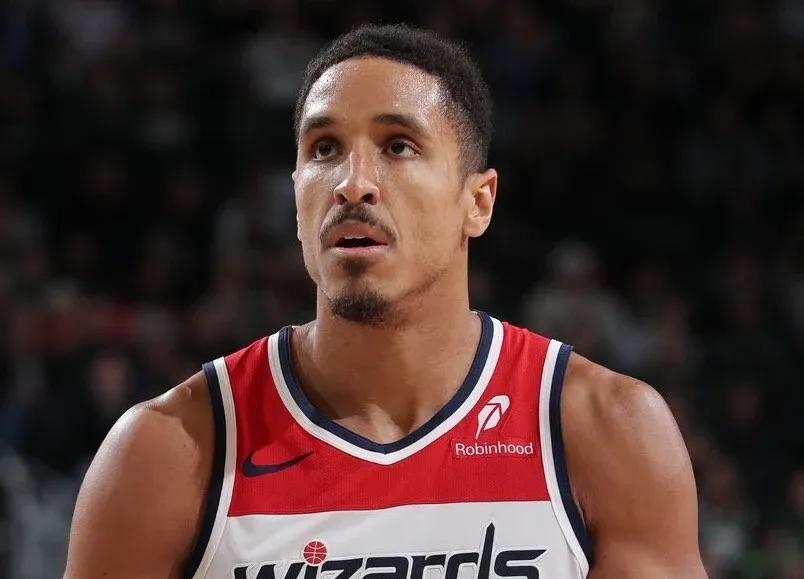 球队没人要，他却成了火箭队的救命稻草。
这笔交易，赌的不是现在，是未来。
说的就