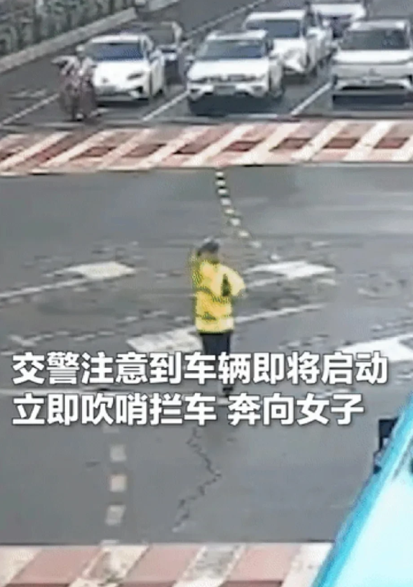 “温暖人心!”湖北黄石，女子坐轮椅独自一人过马路，没想到行至一半，直行的绿灯亮了
