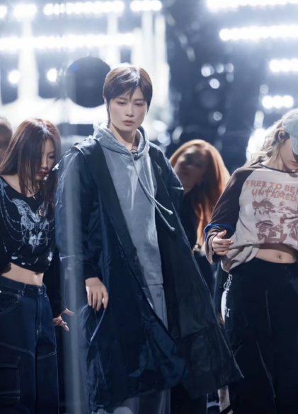 李宇春唱歌好我认同
她跳舞棒我也不反驳
但看到她跨年彩排路透，我想问她凭什么穿啥