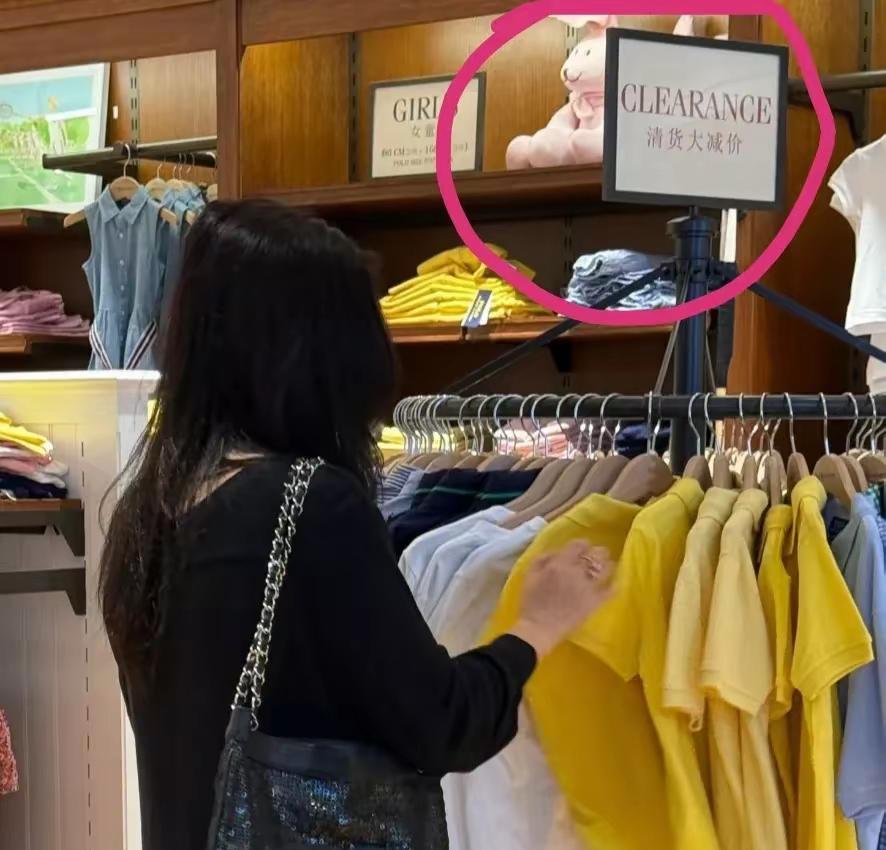 妈呀！朱珠逛街竟然买“减价货”？真是越有钱、越吝啬。
没钱的时候，总喜欢打肿脸充