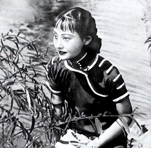 1978年，一伙人突然闯入一户农家，将张春莲带走，正当她丈夫发愣时，张春莲却淡定