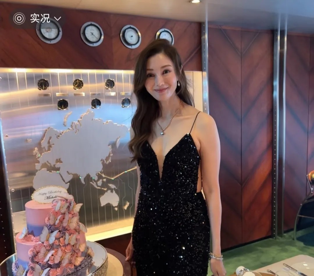 李嘉欣，55了还是这么有风情有气质，果然是香江第一美女。