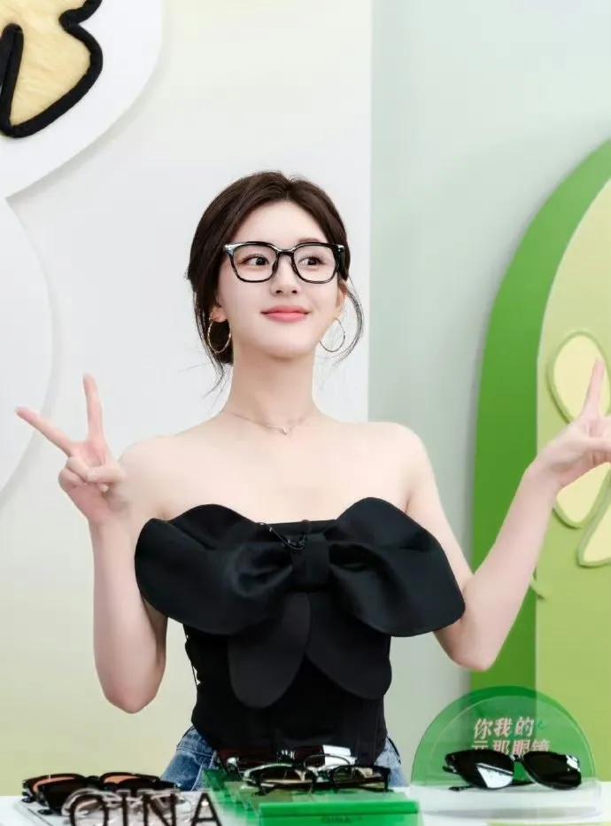 赵露思真的是从头到脚都长在我心尖上的人[送心]
没想到赵露思戴眼镜也这么好看，我