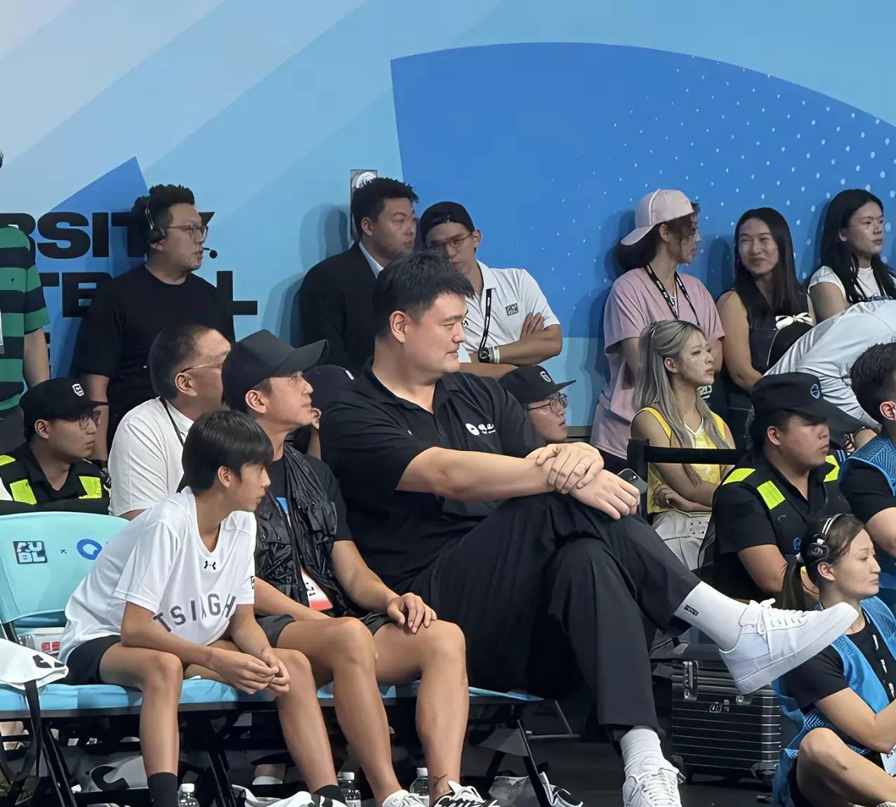 邓超和姚明的友谊真是实打实的，邓超几乎每次姚基金慈善赛等活动都会参加，邓超结婚时