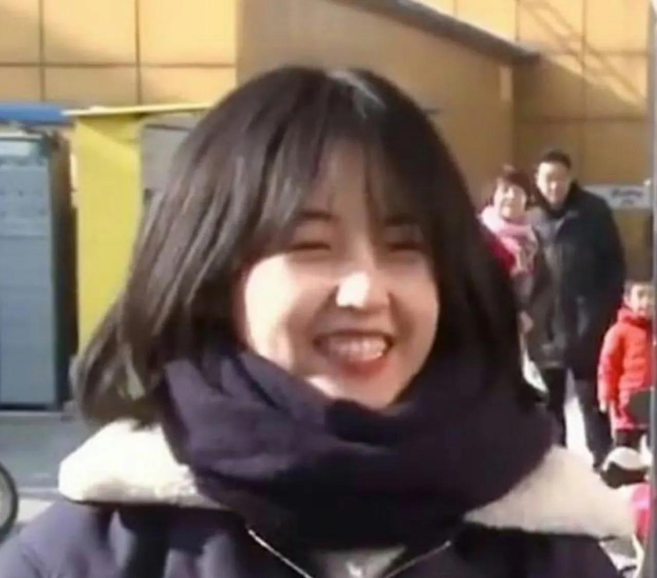 张子枫的形象演变，特别是其“幼态脸+精瘦力量身”的矛盾组合，无意中成为了当代社会
