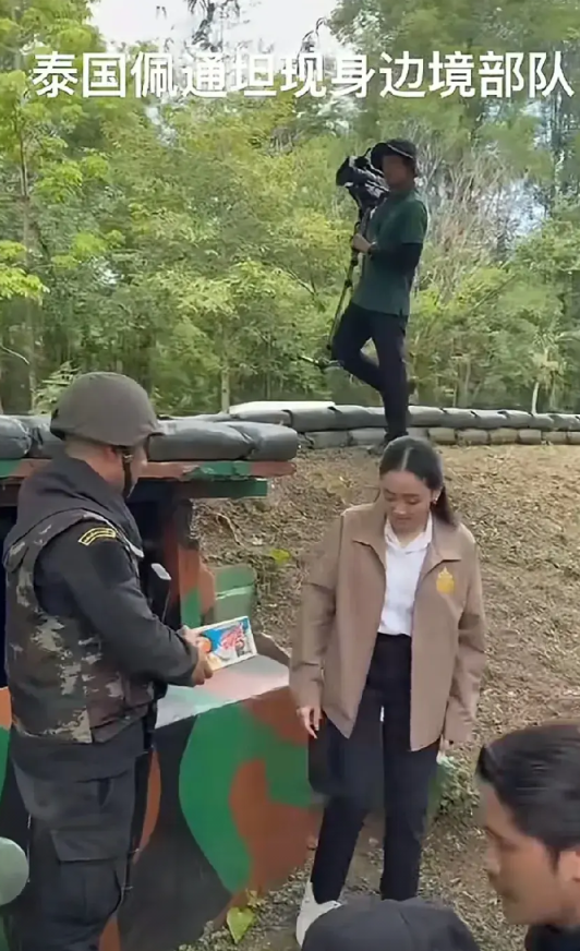 泰柬冲突，佩通坦上前线慰问部队官兵，感觉她还在履职总理。

七月二十四日，柬埔寨