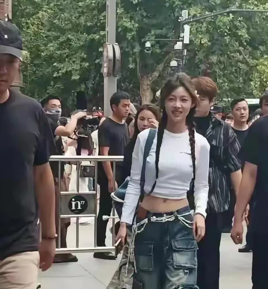 痞幼是干嘛的？
这么大排场，跟明星出街一样，有保安有跟拍。