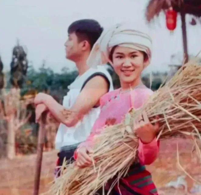 1974年，知青杨俊在云南傣乡被马蜂蜇伤眼睛，傣族大嫂用奶水给他疗伤。没曾想，大