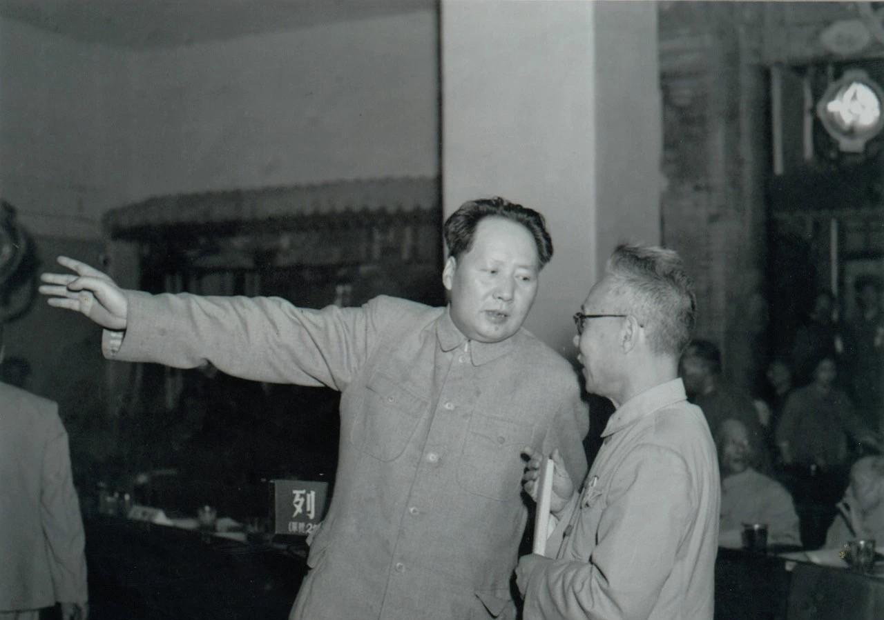 【毛泽东主席的老照片】1950年6月23日，在全国政协一届二次会议期间，毛主席在