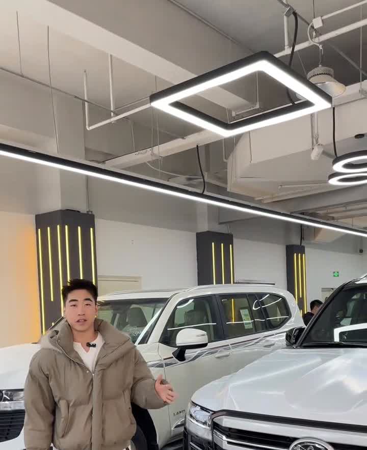 25款酷路泽LC300终于现车了。
老板们，你们心心念念的25款兰德酷路泽LC