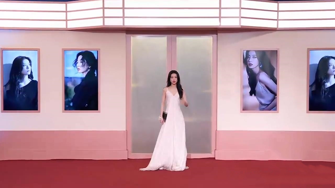 周雨彤走红毯险摔倒，鞋跟太高，走起路来左摇右晃！
电影之夜，周雨彤身穿白色低胸吊