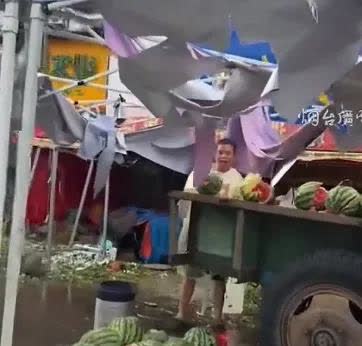 【西瓜被冰雹砸烂，老板选择坦然接受和面对，他的豁达感染了世界】

6月17日