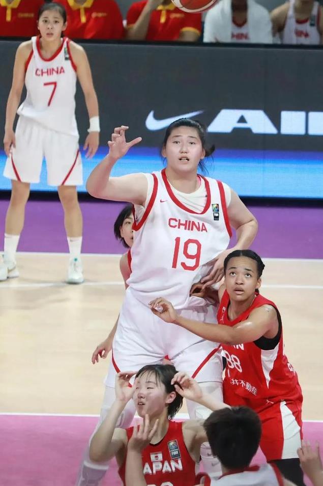 张子宇现在最大的问题，
不是被对手重点防守，
也不是上场时间少，而是
过早投入激