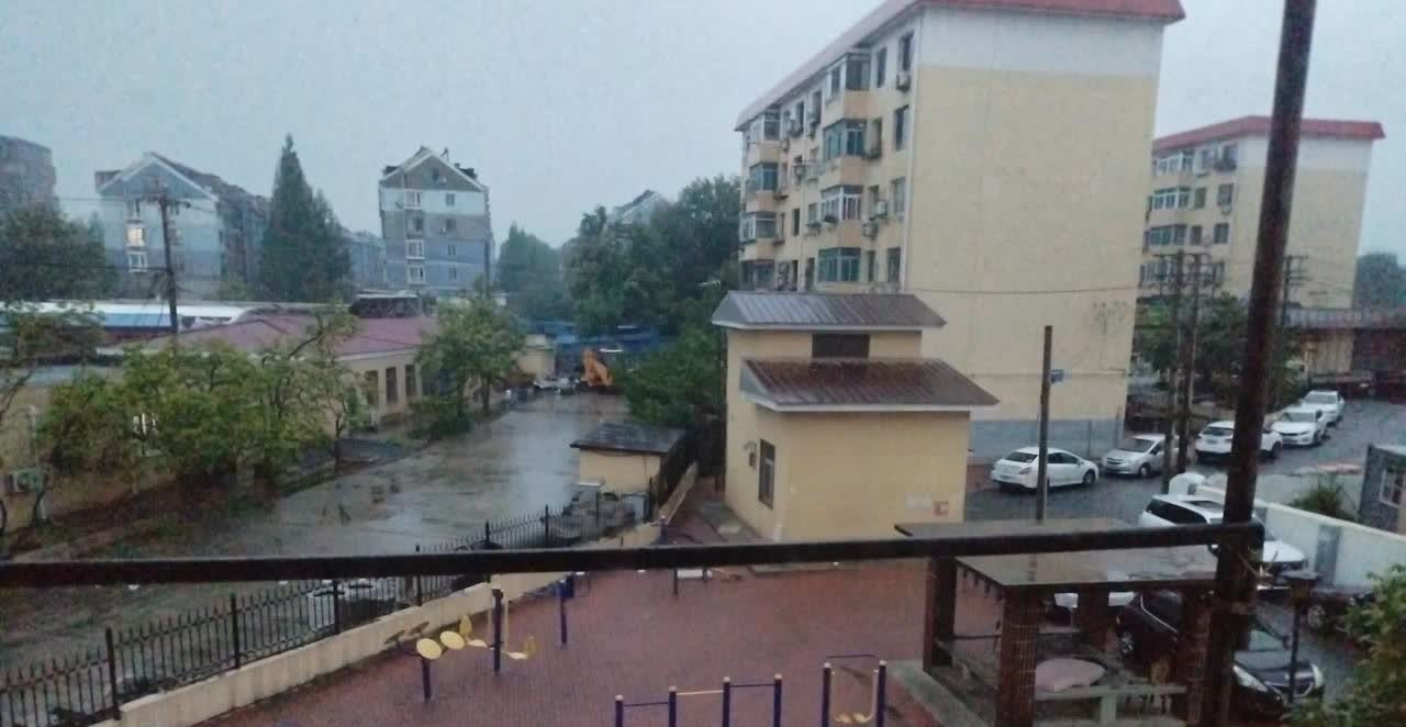 今天凌晨三点多钟，被一阵雷声给震醒，朦胧中又听到窗外下起雨来。
大连这边不知道