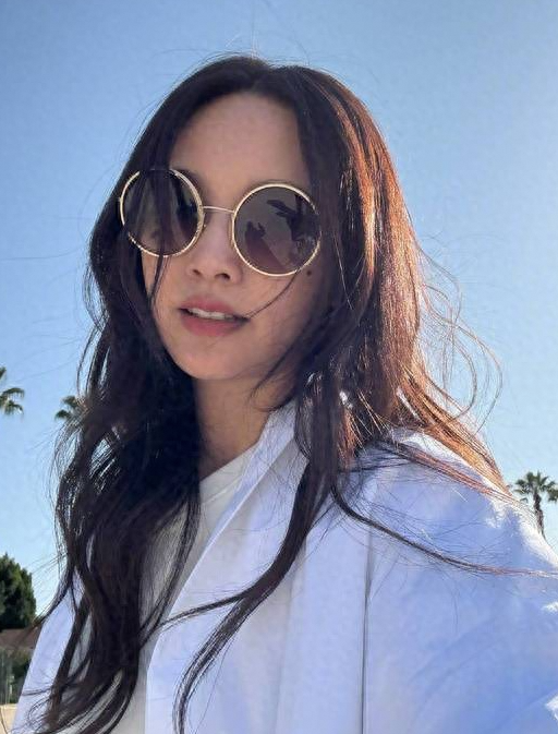 杨丞琳晒加州美照 白T墨镜尽显简约魅力