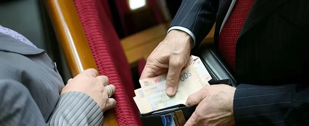 现任乌克兰最高拉达议员中有31人因涉嫌腐败案件，成为怀疑对象，正在接受调查。
之