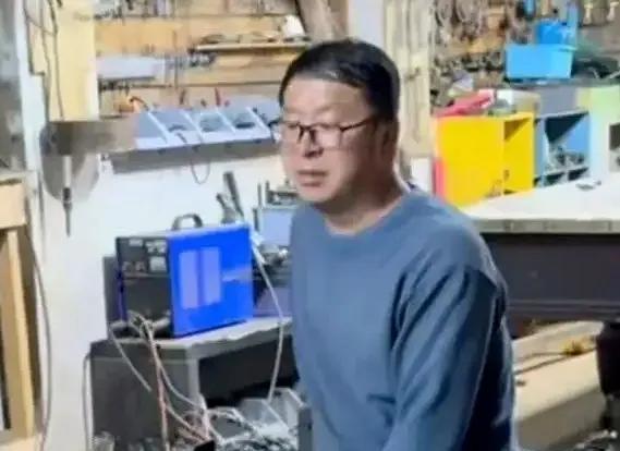 近日，网红“猪坚强”负债50万搞爱好一事引发热议。网红“猪坚强”原名顾玉鹏，19