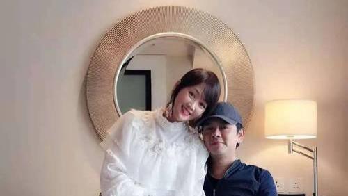 梁小冰晒和老公陈嘉辉近照庆结婚25周年：开心跟你环游全世界