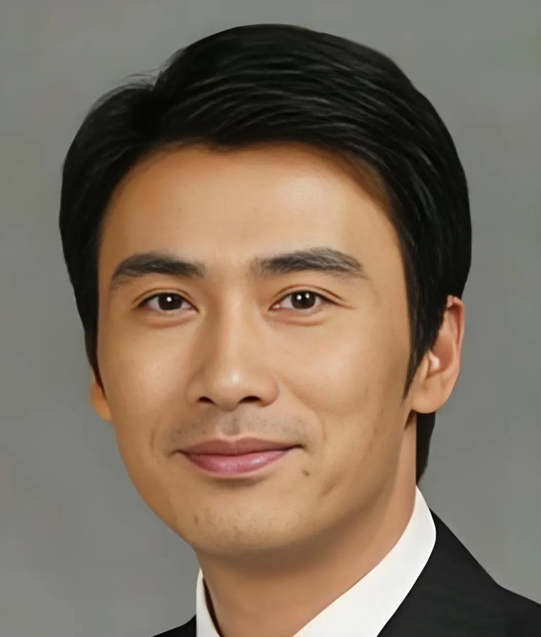 有这么一个男演员，颜值非常的高，还拥有1米八一的高挑个子，演技才华无与伦比，他的