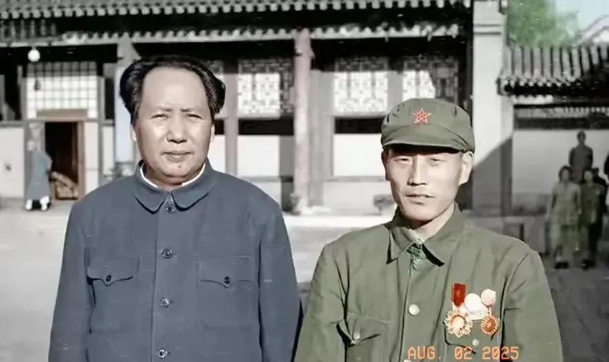 历史老照片分享。
40年代末，毛主席和战斗英雄在一起，留下的这张珍贵的照片，您知