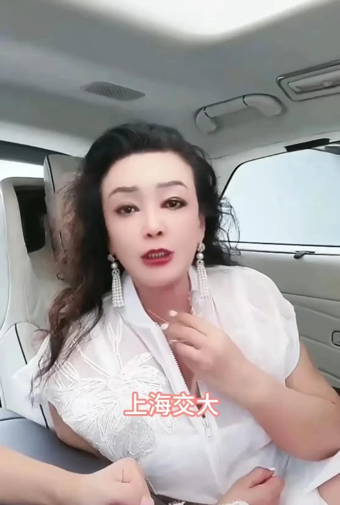 这一家子终于集齐了“三高”
张兰是高学历奶奶/母亲/婆婆
当然更是女性企业家的代