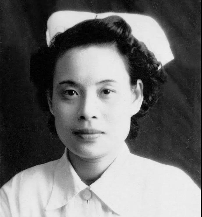 抗日战场上最美的“驼峰天使”
黄欢笑，1912年出生在广东新会，四岁时就随家人移