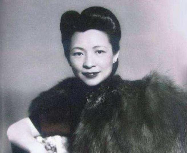 1947年的一天，李国秦意外发现17岁的养女怀孕了，想问明缘由，却遭到丈夫百般阻