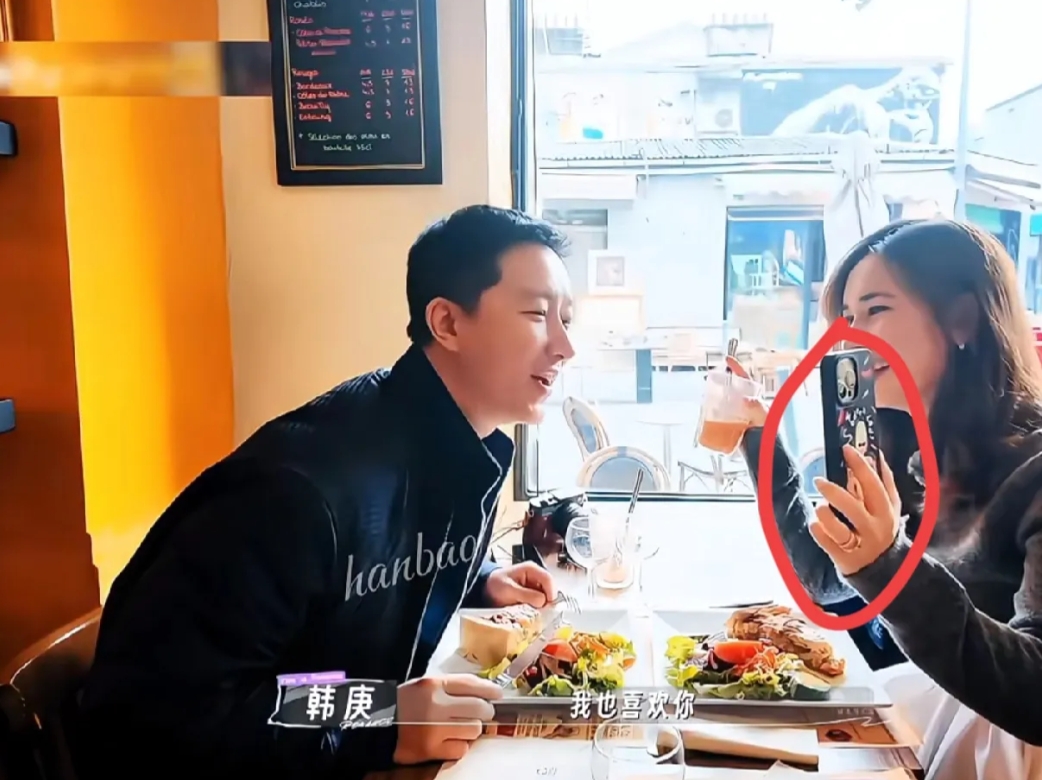 发现没有

韩庚面对她时眼神都变了

这个人不是他的老婆卢靖姗，而是

他和卢靖