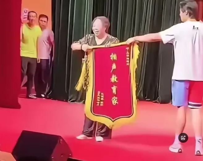 曹云金未到，观众寥寥无几！马桂荣强推金粉嘉年华。
近日，相声教育家马桂荣女士强推