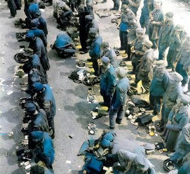 1945年，美军俘虏了大批的德军。这些德军首先被全部缴了枪械。这样，他们就不会对