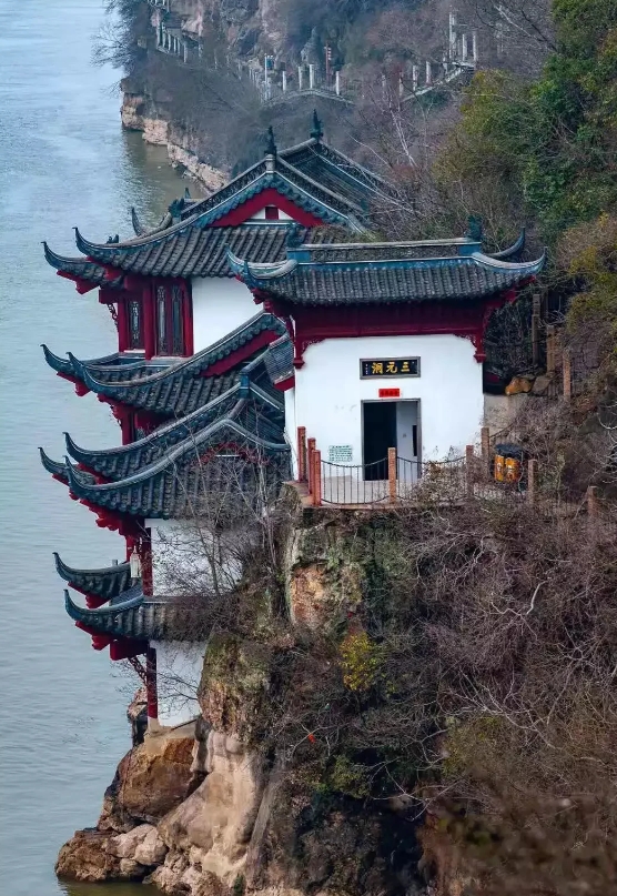 	1996年秋天，台湾空军作战司令部营区发生了一起震动全岛的命案。
	五岁女童陈