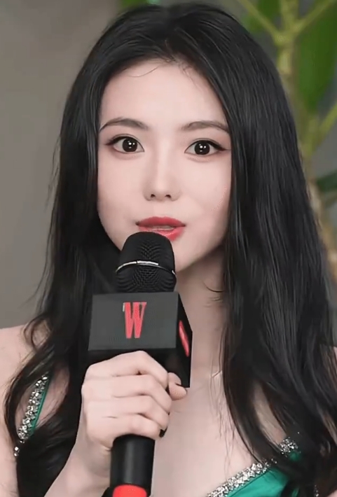 刘浩存这个妆造好惊艳啊！温柔又灵动，笑起来真的甜呐，很治愈！