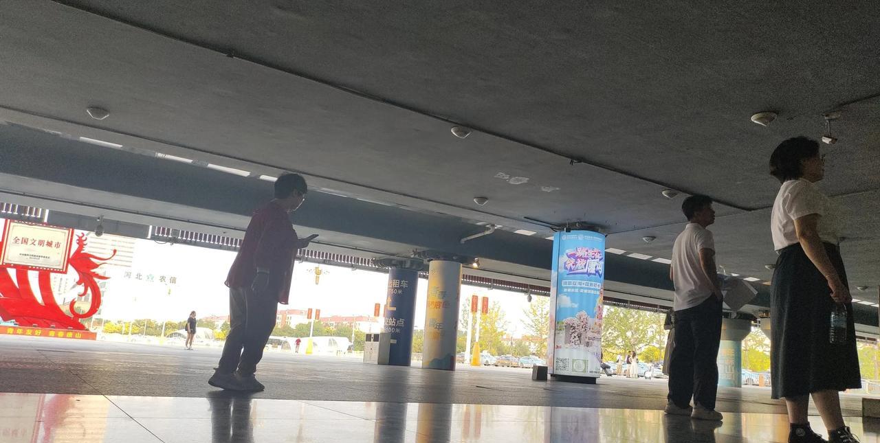 #晒图笔记大赛#
来来往往，匆匆忙忙，每一个人，都在自己的轨迹上运动着