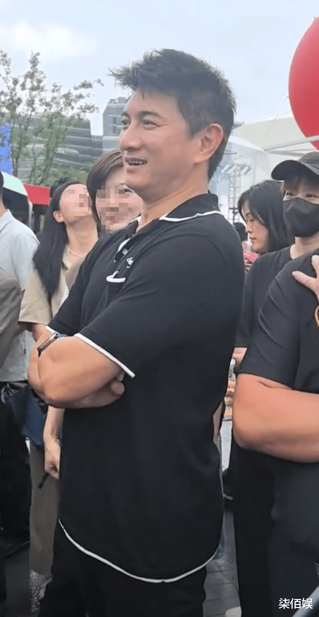 55岁吴奇隆逛市集，生图皮肤跟柚子皮一样，老了胖了但还是很好