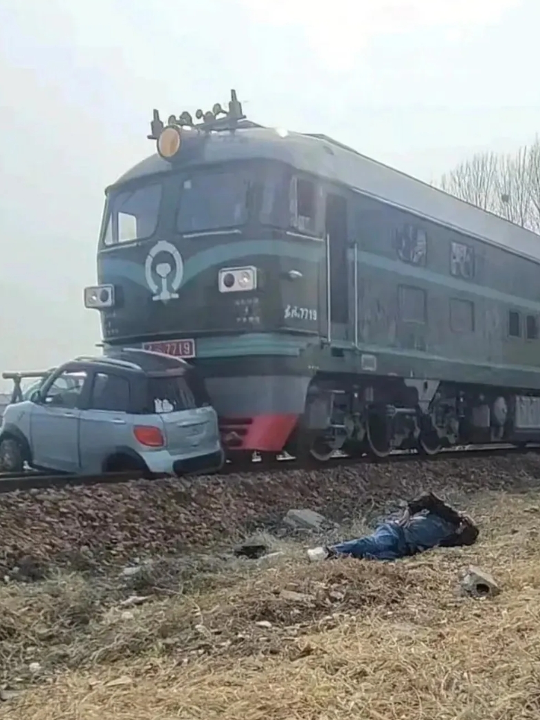 火车撞上“老头乐”，老头无大碍，乐了！近日，河南某地发生了一起罕见的铁路交通事故