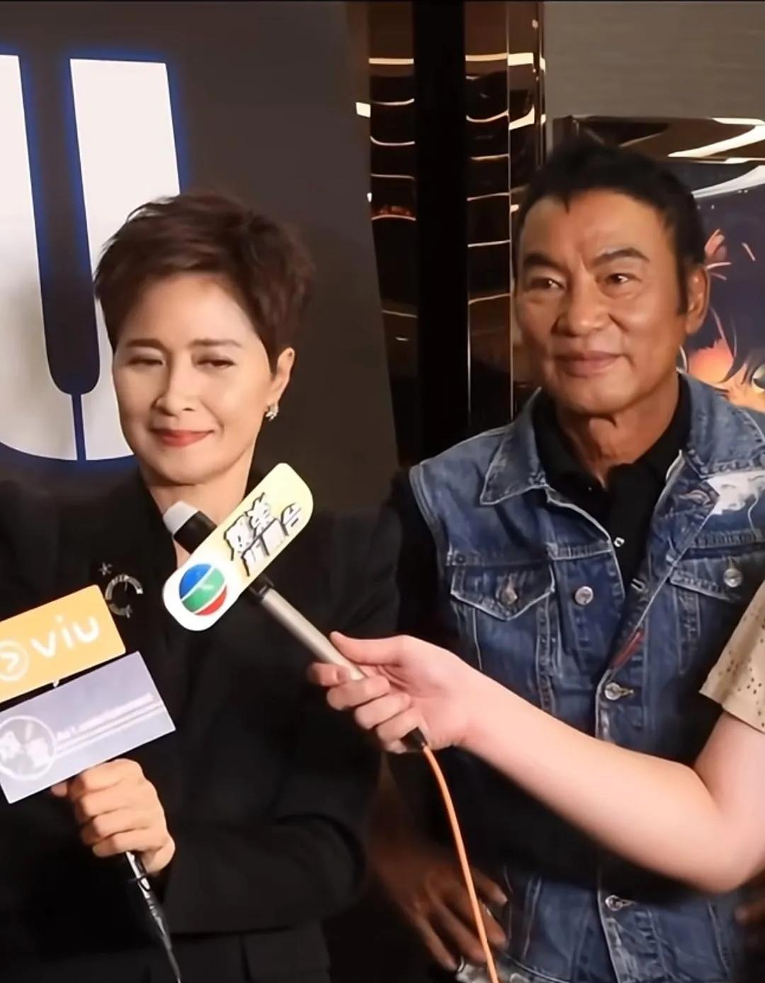 任达华和邵美琪同框！
70岁的任达华面相越来越温和朴实了！
60岁的邵美琪比年轻