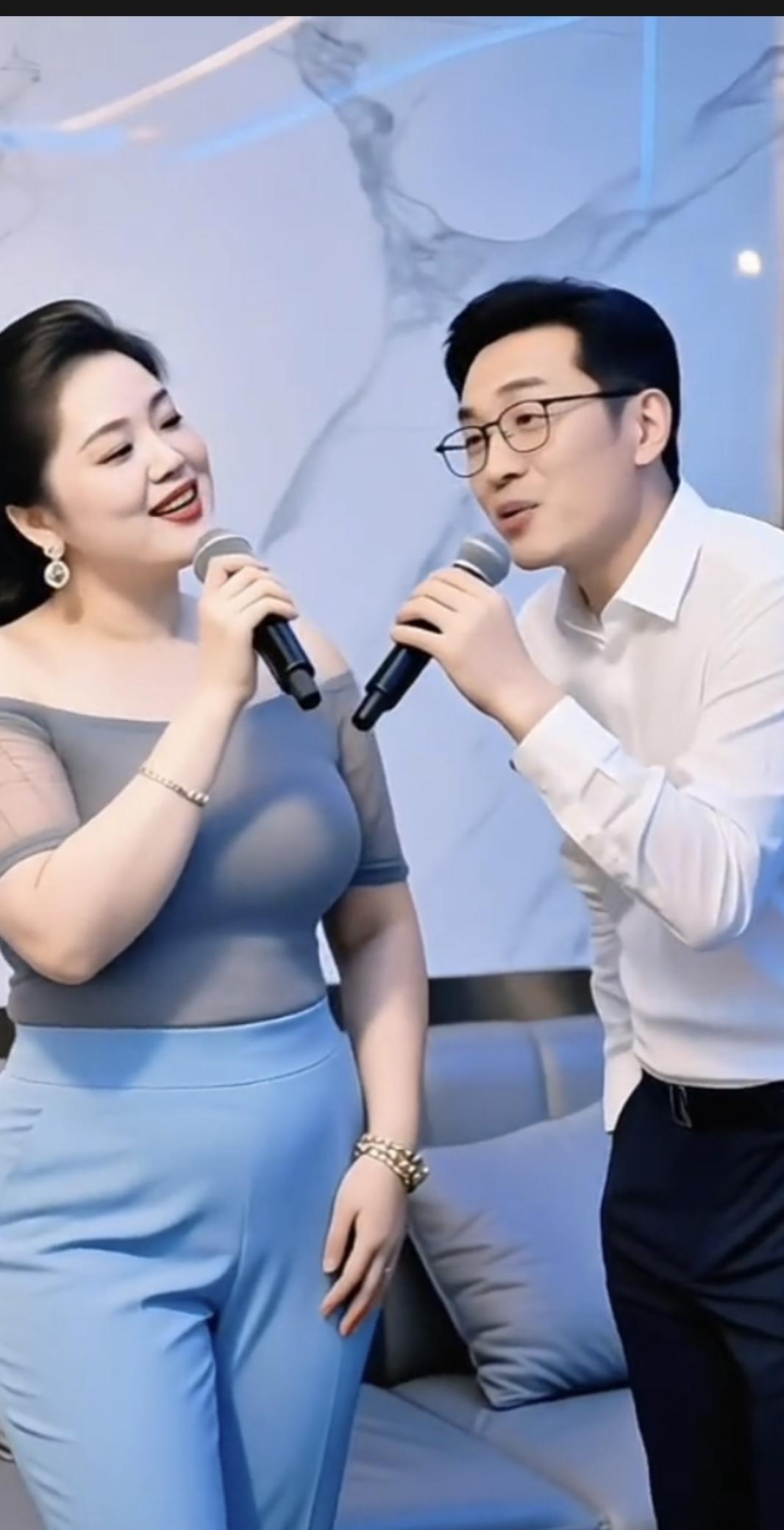 同台夫妻
在一方灯光聚拢的舞台，
两支话筒，
似命运相连的纽带。
你笑意盈盈，眼