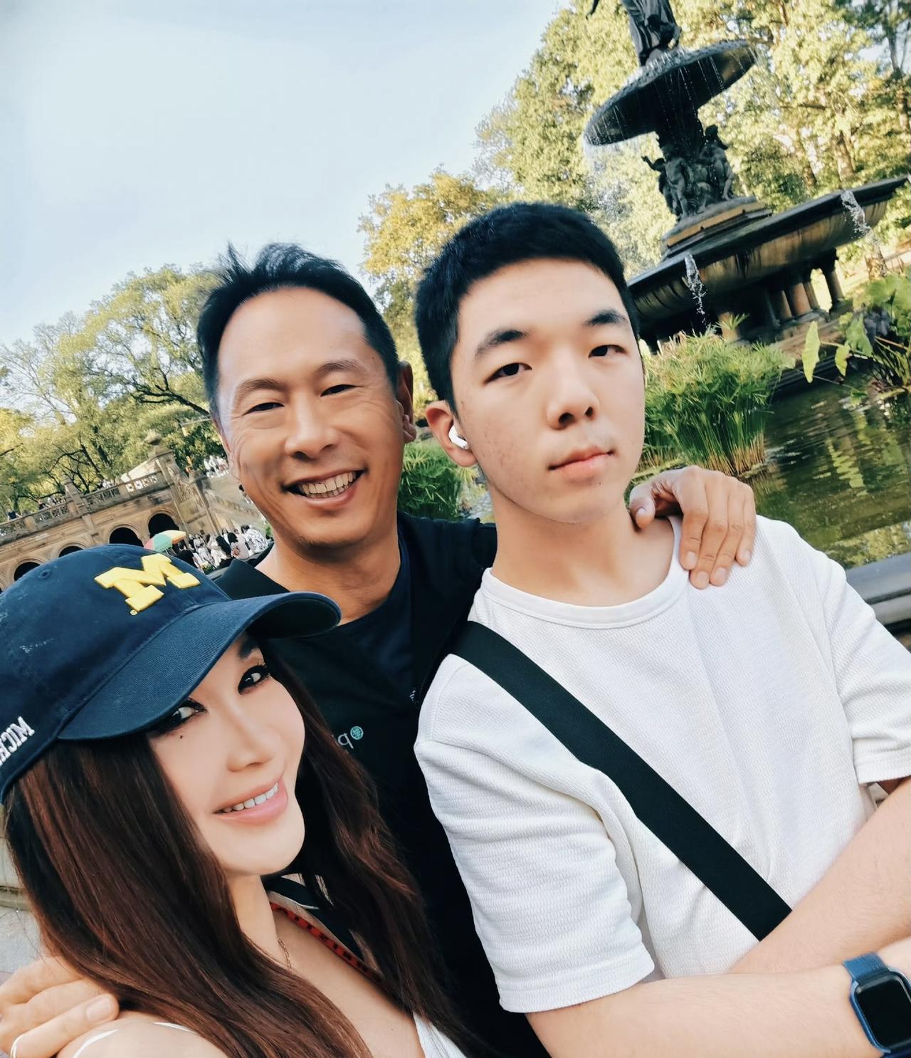 近日，温碧霞晒图，一家三口逛街的画面，快乐的亲子时光。
温碧霞与何祖光结婚25年