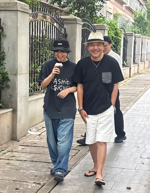 近日，周笔畅在湖南老家长沙开演唱会，第二天就去探望好友汪涵了。

周笔畅刚出道那