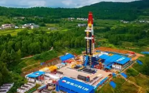 中国为何一边费力大量进口原油，一边低价卖出成品油，这其中藏着大秘密…