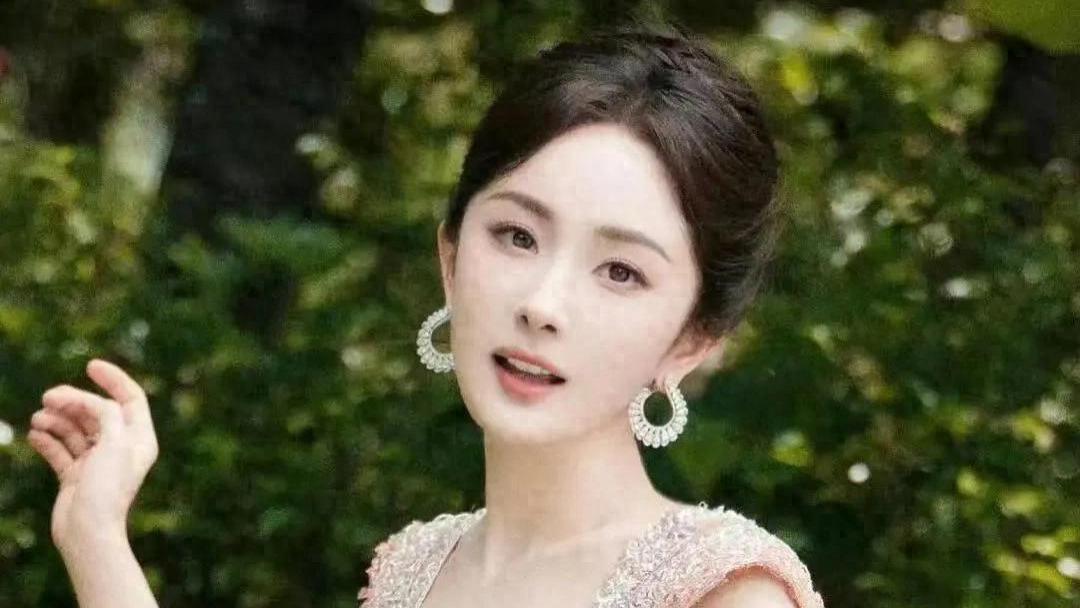 杨幂多大啊？看了这8张图，才明白“大幂幂”不是白叫的娱乐