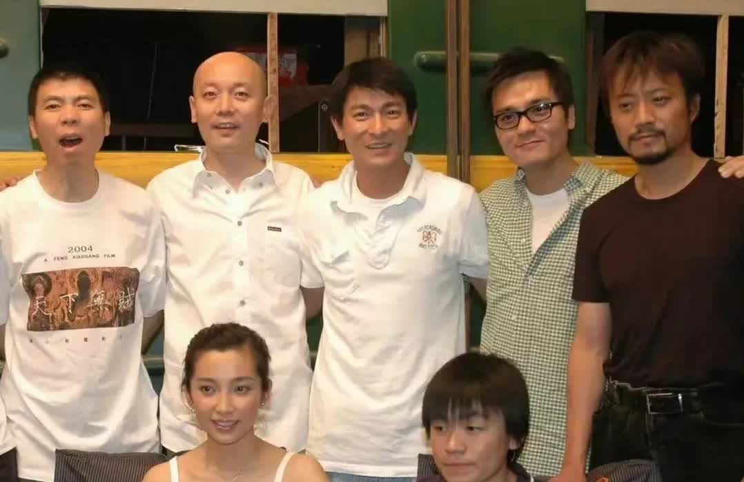 冯小刚，葛优，刘德华，张学友，王杰，张柏芝，王宝强等在一起，笑容满面，举止温柔，