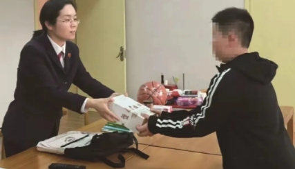 “在金钱面前，亲情弱爆了！”贵州贵阳，一男孩3岁丧母，10岁丧父，男孩成了孤儿，