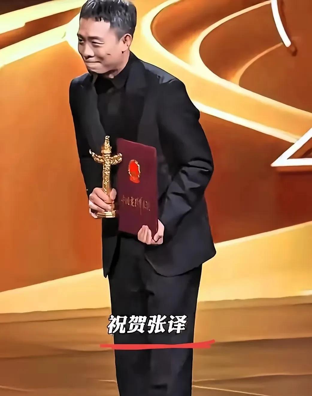 张译谦虚可以理解，但也未免太过了吧？
华表奖后台采访时，他走路都跟踩鸡蛋似的——