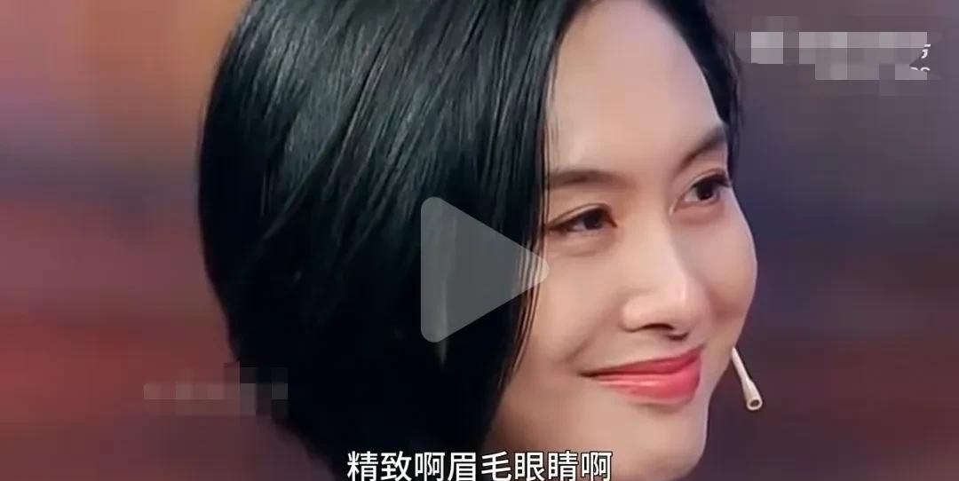 黄圣依说：“导演对我说，你的美貌不及朱茵的十分之一。”
想一想，当时的黄圣依听到